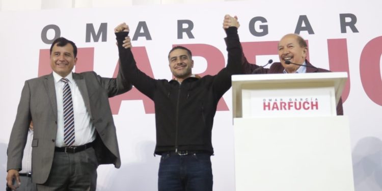 En segunda visita a la Alcaldía Iztacalco en menos de una semana, el aspirante de Morena a la candidatura para la Jefatura de Gobierno, Omar García Harfuch, hizo un llamado a la unidad para escribir la “nueva etapa” de la Ciudad de México, bajo los ideales y visión del presidente Andrés Manuel López Obrador y de Claudia Sheinbaum. FOTO: X / Armando Quintero