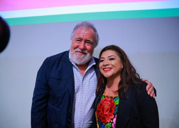 El subsecretario de Gobernación y ex jefe de Gobierno del Distrito Federal, Alejandro Encinas, anunció este lunes su respaldo a las aspiraciones de Clara Brugada por la candidatura a la Jefatura de Gobierno de la capital del país, al reunirse con ella, durante el encuentro con los Constituyentes de 2017 en el Museo Memoria y Tolerancia. FOTO: campaña Clara Brugada