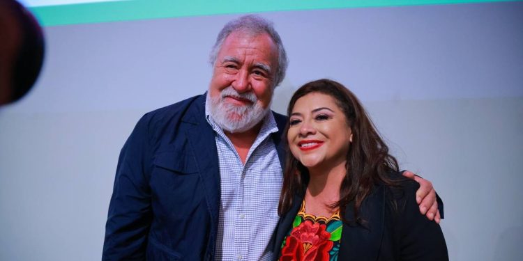 El subsecretario de Gobernación y ex jefe de Gobierno del Distrito Federal, Alejandro Encinas, anunció este lunes su respaldo a las aspiraciones de Clara Brugada por la candidatura a la Jefatura de Gobierno de la capital del país, al reunirse con ella, durante el encuentro con los Constituyentes de 2017 en el Museo Memoria y Tolerancia. FOTO: campaña Clara Brugada