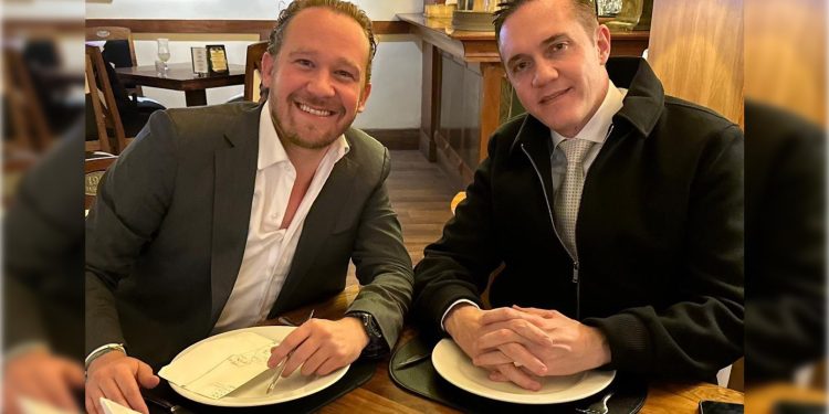 El alcalde de Benito Juárez Santiago Taboada se reunió con su homólogo de Cuajimalpa, para dialogar entorno del 2024, pues ambos buscan la candidatura de oposición para la Jefatura de Gobierno de la Ciudad de México, el primero desde las filas del PAN, y el segundo del PRI, partidos que competirán juntos en el Frente Amplio por México, en el que igual participa el PRD. FOTO: X / Taboada