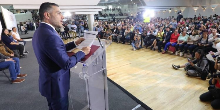 El aspirante a la candidatura de Morena para la Jefatura de Gobierno Omar García Harfuch exhortó a los ciudadanos presentes en la asamblea informativa realizada en Iztacalco este martes a defender la democracia y la voz de las mujeres y hombres que tienen puestas sus esperanzas en esta segunda etapa de transformación. FOTO: Campaña Harfuch