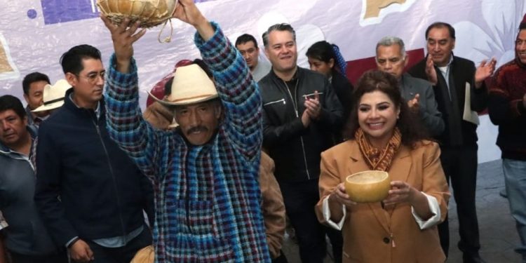 Brugada le dijo a Cuevas que ella pidió licencia a su cargo como alcaldesa de Iztapalapa por lo que ya no le corresponde otorgar permisos para usar la vía pública. FOTO: X / Brugada