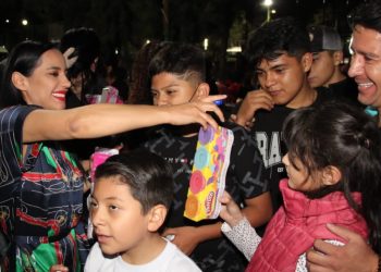 En su segundo día de licencia y del arranque de sus recorridos por la Ciudad de México, Sandra Cuevas se metió en temas judiciales y presentó una denuncia de hechos ante la Fiscalía General de Justicia de la Ciudad de México (FGJCDMX) por los delitos de “secuestro exprés”, “daño a la propiedad”, “robo con violencia”, “lesiones” y “abuso de autoridad” por las presuntas agresiones en su contra en la Central de Abasto (CEDA). FOTO: X / Sandra Cuevas