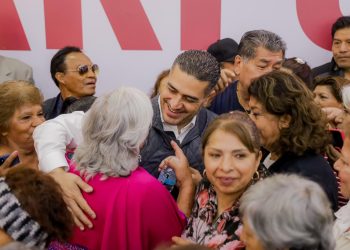 Al participar en un encuentro con personas adultas mayores, Omar García Harfuch, aspirante de Morena a la candidatura para la Jefatura de Gobierno destacó su aportación en la construcción de la democracia y el proyecto de transformación encabezado por el presidente López Obrador. FOTO: Campaña Harfuch