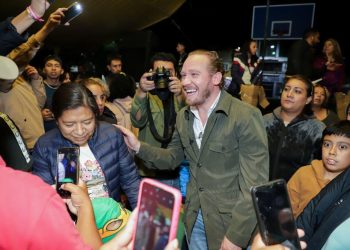 Santiago Taboada Cortina acudió a la asamblea ciudadana en la colonia Los Picos VI B, alcaldía Iztapalapa, en la que vecinas y vecinos le externaron su preocupación en temas como vivienda, servicios y espacios públicos e iluminación en las calles. FOTOS: Especial