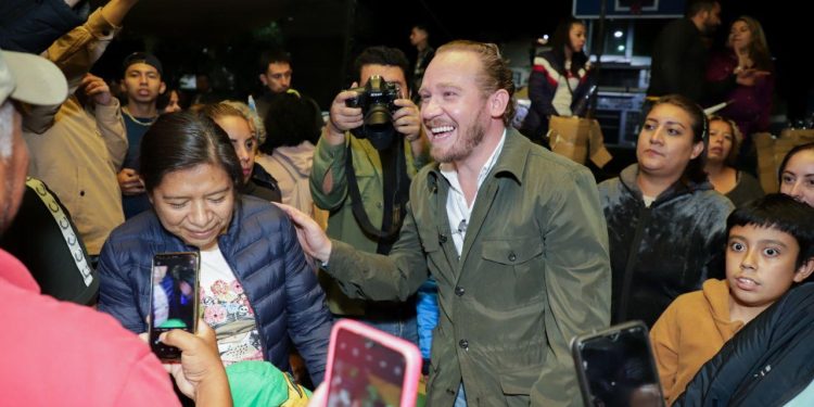 Santiago Taboada Cortina acudió a la asamblea ciudadana en la colonia Los Picos VI B, alcaldía Iztapalapa, en la que vecinas y vecinos le externaron su preocupación en temas como vivienda, servicios y espacios públicos e iluminación en las calles. FOTOS: Especial