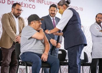 Sin aplicarse la vacuna en público, el jefe de Gobierno, Martí Batres Guadarrama, encabezó el arranque de la Campaña Nacional de Vacunación contra Influenza y COVID-19 para la Temporada Invernal 2023-2024 en la Ciudad de México. FOTO: GCDMX