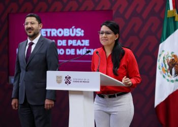 El jefe de Gobierno, Martí Batres Guadarrama, informó que concluyó la instalación del nuevo sistema de peaje en la Línea 7 de Metrobús, con lo que ahora toda esta red de transporte cuenta con métodos de pago para compra y recarga. Además de poder hacerlo con dinero en efectivo, los usuarios podrán pagar con tarjetas de débito, crédito, billetera electrónica, teléfono celular y reloj inteligente, lo que permitirá mejorar la experiencia y calidad de los viajes. FOTO: GCDMX