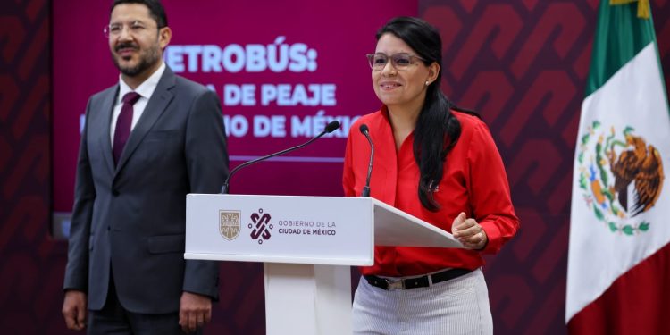 El jefe de Gobierno, Martí Batres Guadarrama, informó que concluyó la instalación del nuevo sistema de peaje en la Línea 7 de Metrobús, con lo que ahora toda esta red de transporte cuenta con métodos de pago para compra y recarga. Además de poder hacerlo con dinero en efectivo, los usuarios podrán pagar con tarjetas de débito, crédito, billetera electrónica, teléfono celular y reloj inteligente, lo que permitirá mejorar la experiencia y calidad de los viajes. FOTO: GCDMX