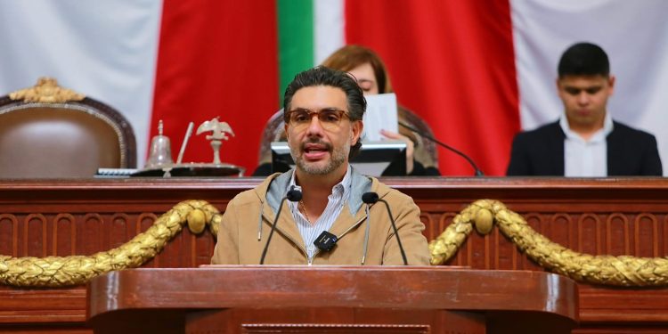 Tal parece que el propio Omar García Harfuch ya le dijo o le mandó a decir al diputado y líder del PVEM en la CDMX, Jesús Sesma, esa máxima de “no me ayudes compadre”. Y es que metió en un nuevo lío al aspirante morenista, con eso de que declaró que los verdes van a formar parte de la coalición al gobierno de la Ciudad de México sólo si Harfuch es el candidato. FOTO: X / Jesús Sesma