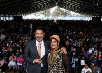 Martí Batres, jefe de Gobierno, tendrá un historial de porro, jefe de golpeadores, gandalla y lo que usted quiera agregar, pero para nada es tonto, ni ingenuo. FOTO: X / Clara Brugada, todavía alcaldesa de Iztapalapa