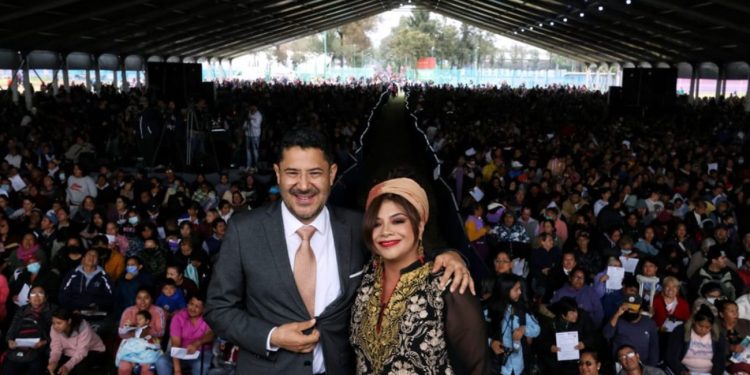 Martí Batres, jefe de Gobierno, tendrá un historial de porro, jefe de golpeadores, gandalla y lo que usted quiera agregar, pero para nada es tonto, ni ingenuo. FOTO: X / Clara Brugada, todavía alcaldesa de Iztapalapa