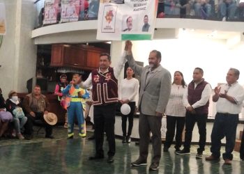El sábado temprano, mientras unos celebraban y otros tristeaban, René Bejarano encabezó una reunión con más de mil militantes del partido y de su movimiento, para expresar su apoyo a Carlos Ramírez Zambrano, como su propuesta para que sea candidato al Distrito local 25, con cabecera en Xochimilco. FOTO: Especial / CDMX Magacín
