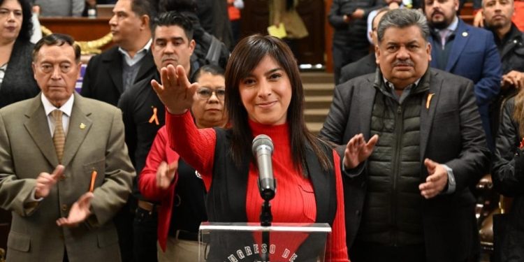 De manera paralela, en el Congreso de la Ciudad de México se le complicaron más las cosas a Godoy, porque rindió protesta la diputada Wesley Chantal Jiménez, suplente de Silvia Sánchez Barrios, del PRI, FOTO: Congreso CDMX