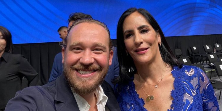 Sin embargo, Limón de inmediato reclamó enérgicamente: “El acuerdo no es exclusivo de la Ciudad de México, es un acuerdo donde se ‘siglaron’ en algunas entidades hombres y en otras mujeres. Donde se ‘siglaron’ hombres hay la posibilidad de cambiar a mujeres, al revés, no”.