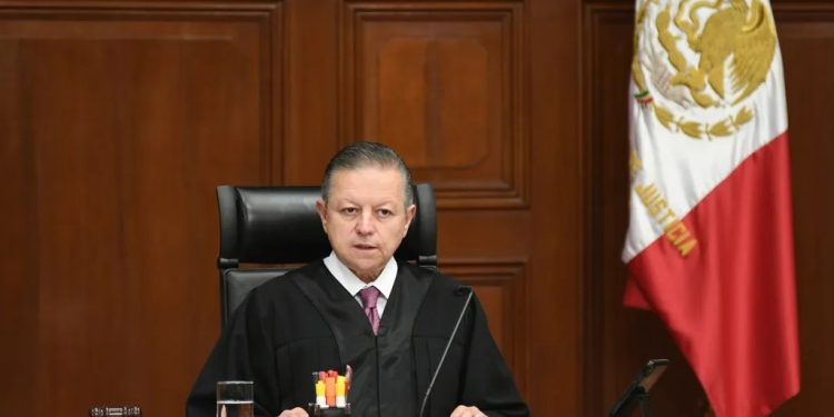 Zaldívar fue contratado para litigar en contra pueblo mexicano: defendió a Bancomer, Banco Internacional, Banamex y Banorte, a quienes libró de que les hicieran auditorías para que el Estado Mexicano no absorbiera en el IPAB 52 mil millones de pesos de deuda. FOTO: SCJN