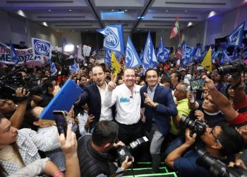 Cortés expuso que el proceso interno que se registró y se llevó a cabo tenía que generar consenso con los tres partidos políticos y “quien definimos que entrara a campaña por unanimidad fue Santiago Taboada". FOTO: X / Marko Cortés