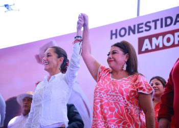 Las precandidatas presidencial Claudia Sheinbaum y a la Jefatura de Gobierno, Clara Brugada, aseveraron que van a ganar la contienda electoral de 2024, porque “juntas somos dinamita: dos mujeres, un camino”. FOTO: Campaña Brugada