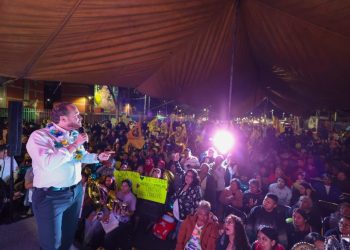 El precandidato del Frente Amplio por la Ciudad de México, Santiago Taboada encabezó por séptima ocasión en el último mes una asamblea pública en Iztapalapa. FOTO: Campaña Taboada