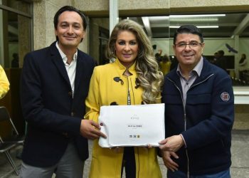 Asimismo, y conforme a lo establecido, la coalición se denominará “Va x la CDMX” y se determinó que sólo habrá un día para el registro de los aspirantes, que será el 15 de noviembre, de las 09:00 horas a las 18:00 horas. Los aspirantes se podrán registrar ante el PAN, el PRI o el PRD. FOTO: X / Andrés Atayde