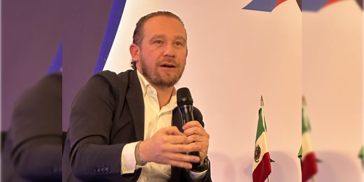 “Usted Clara Brugada es parte del gran problema que tiene a nuestra CDMX hundida en la peor crisis de inseguridad. La encuesta también revela que la inseguridad y la violencia en aumento son el principal problema y la economía familiar ha empeorado”, afirmó Santiago Taboada. FOTO:  X / Santiago Taboada