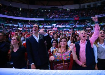Los dos principales aspirantes de Morena a la candidatura para la Jefatura de Gobierno Clara Brugada y Omar García Haruch participaron en una reunión de la militancia del Partido con su virtual candidata presidencial Claudia Sheinbaum, en la Arena México. FOTO: Especial / CDMX Magacín