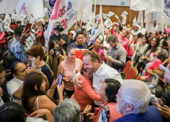 “Me hicieron el favor, con esa generosidad, de apuntalar, en este caso de cerrar filas, pues alrededor de esta candidatura que se ha venido armando desde hacía tiempo no solo levantando la mano sino caminando la Ciudad”, remarcó el aspirante de la oposición. FOTO: X / Taboada