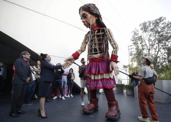 El pasado 16 de noviembre, la senadora dio la bienvenida al recinto legislativo a “La Pequeña Amal”, una marioneta de 3.5 metros de altura, que representa a una niña siria refugiada de 10 años y que se ha convertido en un símbolo de los derechos humanos, particularmente de los menores desplazados.  FOTO: Senado