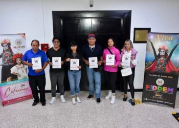 Acaldesa en Tláhuac premia a ganadores de concurso fotográfico de catrinas