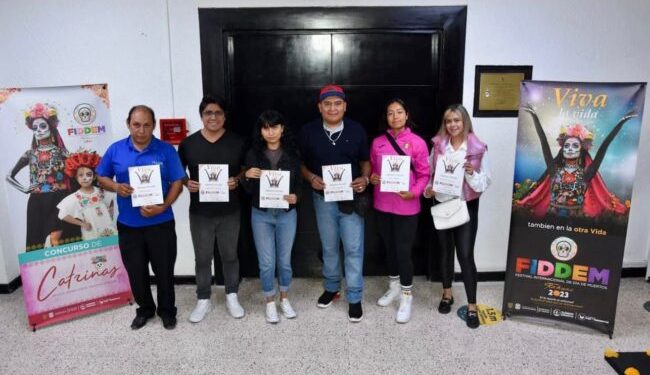 Acaldesa en Tláhuac premia a ganadores de concurso fotográfico de catrinas
