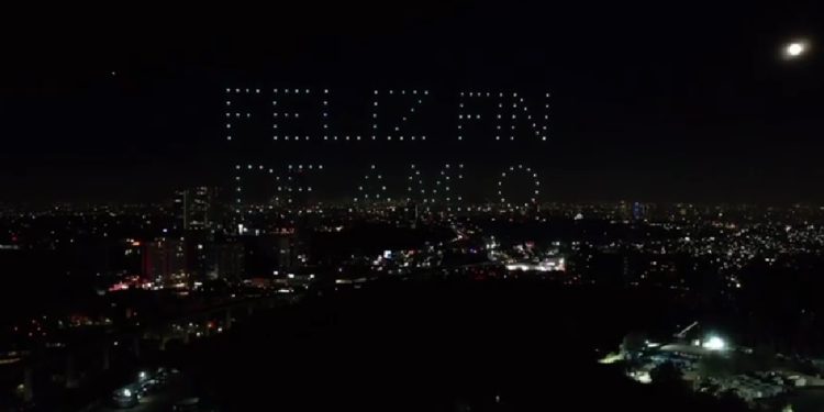 En un hecho inédito en propaganda política y campañas electorales, la virtual candidata de la oposición a la Presidencia de la República, Xóchitl Gálvez iluminó el cielo de la Ciudad de México con drones, que representaron diferentes frases: “Feliz fin de AMLO”; simplemente el nombre de “Xóchitl”, y la letra “X” con franjas atravesadas con los colores verde, blanco y rojo de la Bandera Nacional. FOTO: Tomada de X