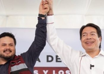 Los jefes de Morena continúan su andanada en contra del inminente candidato de la oposición a la Jefatura de Gobierno de la Ciudad de México, Santiago Taboada, con lo que de facto le están haciendo la campaña, y podría terminar derrotándolos. FOTO: X / Mario Delgado