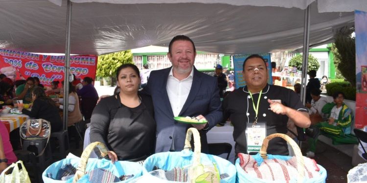 Asimismo, Quijano señaló que las taquerías asistentes participan en el concurso “El mejor Taco del Rumbo” y el jurado serán los propios visitantes a quienes se les entrega una cédula para que elijan al que más haya gustado y se premiará a las 3 mejores taquerías.