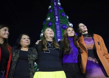 “Este año en la Alcaldía no nos quisimos esperar mucho y decidimos prender nuestro árbol justo al arrancar el mes de diciembre. Como esta será la tercera Navidad que nos toca estar juntas y juntos, queremos hacer una fiesta especial. FOTOS: Alcaldía Álvaro Obregón