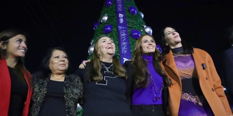 “Este año en la Alcaldía no nos quisimos esperar mucho y decidimos prender nuestro árbol justo al arrancar el mes de diciembre. Como esta será la tercera Navidad que nos toca estar juntas y juntos, queremos hacer una fiesta especial. FOTOS: Alcaldía Álvaro Obregón