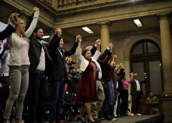 La precandidata única de Morena a la Jefatura de Gobierno, Clara Brugada presentó al que será su equipo de campaña, el cual, dijo, representará un mecanismo de coordinación y enlace con los distintos actores económicos, políticos, culturales y sociales que tiene la CDMX. FOTO: Campaña Brugada