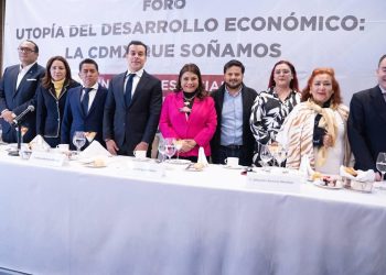 Durante el foro “Utopía del Desarrollo Económico: La CDMX que Soñamos”, organizado por el Consejo Consultivo Empresarial, Clara Brugada Molina, precandidata única de Morena, PT y PVEM a la Jefatura de Gobierno de la Ciudad de México, llamó a romper los mitos de que el proyecto de Morena es ajeno al desarrollo económico. FOTO: Campaña Brugada
