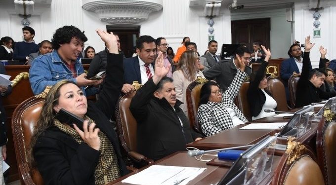 “En votación económica, el Pleno del  Congreso CDMX aprueba la licencia definitiva solicitada por el alcalde de la Alcaldía Benito Juárez Santiago Taboada, a partir del 2 de diciembre”, informó la Mesa Directiva del Poder Legislativo en la sesión de este martes. FOTO: Congreso CDMX