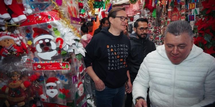 El precandidato único de Movimiento Ciudadano a la Jefatura de Gobierno, Salomón Chertorivski, aseveró que la capital del país sí tiene otra opción, más allá de la que representan los partidos de la coalición PAN, PRI y PRD, así como del oficialismo, agrupados en la alianza que domina el partido Morena. FOTO: Campaña Chertorivski