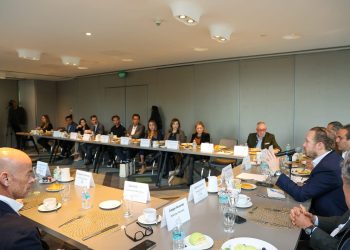 El candidato de la coalición “Va X La Ciudad de México” Santiago Taboada, dijo a integrantes de la Asociación de Desarrolladores Inmobiliarios (ADI) remarcó la importancia de darles certeza jurídica y reglas claras para invertir. FOTO: Campaña Taboada