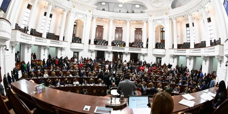 Con los votos de Morena, la sesión ordinaria del Congreso de la Ciudad de México donde se discutía el dictamen para la votación de ratificación de la fiscal Ernestina Godoy fue suspendida tras más de 7 horas de pronunciamientos. FOTO: CDMX Magacín