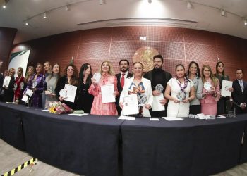 La presidenta del Senado, Ana Lilia Rivera Rivera, y las senadoras Lucía Trasviña Waldenrath, Rocío Abreu Artiñano y Sasil de León Villard recibieron el reconocimiento Nacional Pro Humanitas 2023, por su contribución a la defensa de los derechos humanos y en beneficio de las y los mexicanos.  FOTO: Senado