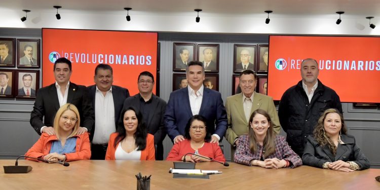 Luego de que Morena en el Congreso de la Ciudad de México pretende con su mayoría modificar la agenda de la Comisión Permanente para llamar a un periodo extraordinario a fin de votar el dictamen de ratificación de la fiscal Ernestina Godoy, el coordinador de los diputados del PRI, Ernesto Alarcón, reiteró que los ocho legisladores de su bancada votarán contra la continuidad. FOTO: PRI