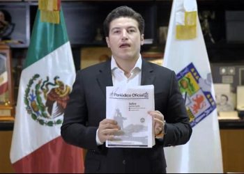 En este momento, Nuevo León tiene dos gobernadores, uno interino, por el congreso local y, otro constitucional con licencia Samuel García, con todo y que decidió reasumir su cargo y desistir a la licencia. FOTO: Facebook / Samuel García