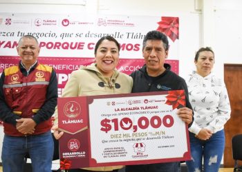 La alcaldesa de Tláhuac, Berenice Hernández Calderón, encabezó la entrega de recursos económicos a beneficiarios de la acción social “Apoyo al Emprendimiento y Fortalecimiento de Tláhuac 2023”. FOTOS: Especial
