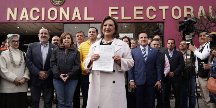 La precandidata del PAN, PRI Y PRD, Xóchitl Gálvez, acudió a las oficinas del Instituto Nacional Electoral a presentar una denuncia en contra de la precandidata de Morena, Claudia Sheinbaum y sus partidos políticos aliados PT y PVEM por presunto financiamiento ilícito para costear su precampaña, lo que vulnera los principios constitucionales de imparcialidad, neutralidad y equidad. FOTO: EspecialLa precandidata del PAN, PRI Y PRD, Xóchitl Gálvez, acudió a las oficinas del Instituto Nacional Electoral a presentar una denuncia en contra de la precandidata de Morena, Claudia Sheinbaum y sus partidos políticos aliados PT y PVEM por presunto financiamiento ilícito para costear su precampaña, lo que vulnera los principios constitucionales de imparcialidad, neutralidad y equidad. FOTO: Especial