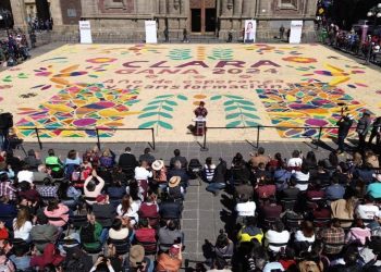 La precandidata de Morena a la jefatura de Gobierno, Clara Brugada, cerró precampaña en la Plaza de Santo Domingo ante simpatizantes y militantes de la coalición Sigamos Haciendo Historia (Morena, PVEM, PT). Señaló que en seis meses triunfará la mayoría y, con ello, las fuerzas de la corrupción sufrirán una derrota histórica y contundente. Foto: Campaña Clara Brugada