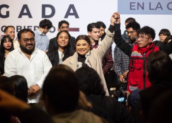 Ante 500 jóvenes reunidos en el Club de Periodistas, Clara Brugada, precandidata única a la jefatura de Gobierno por la coalición Sigamos Haciendo Historia, señaló que “el corazón de la Cuarta Transformación es de jóvenes, porque heredamos de ellos una lucha histórica de transformación en esta ciudad y en este país”. Foto: Campaña Clara Brugada