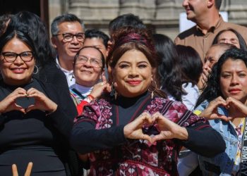 Durante el periodo de precampaña, la abanderada de Morena, Clara Brugada, resaltó el compromiso de continuar con la edificación de la Cuarta Transformación. “Tenemos un gran reto: construir el segundo piso de la 4T en la Ciudad de México y profundizar y mejorar lo que ya hizo aquí Claudia Sheinbaum”, dijo en uno de sus actos. Foto: Campaña Clara Brugada
