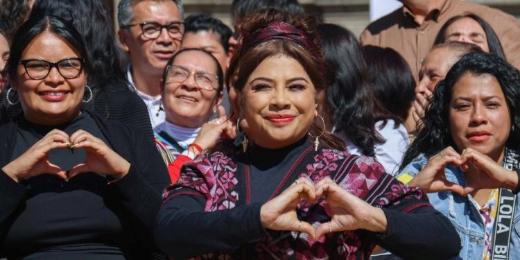 Durante el periodo de precampaña, la abanderada de Morena, Clara Brugada, resaltó el compromiso de continuar con la edificación de la Cuarta Transformación. “Tenemos un gran reto: construir el segundo piso de la 4T en la Ciudad de México y profundizar y mejorar lo que ya hizo aquí Claudia Sheinbaum”, dijo en uno de sus actos. Foto: Campaña Clara Brugada